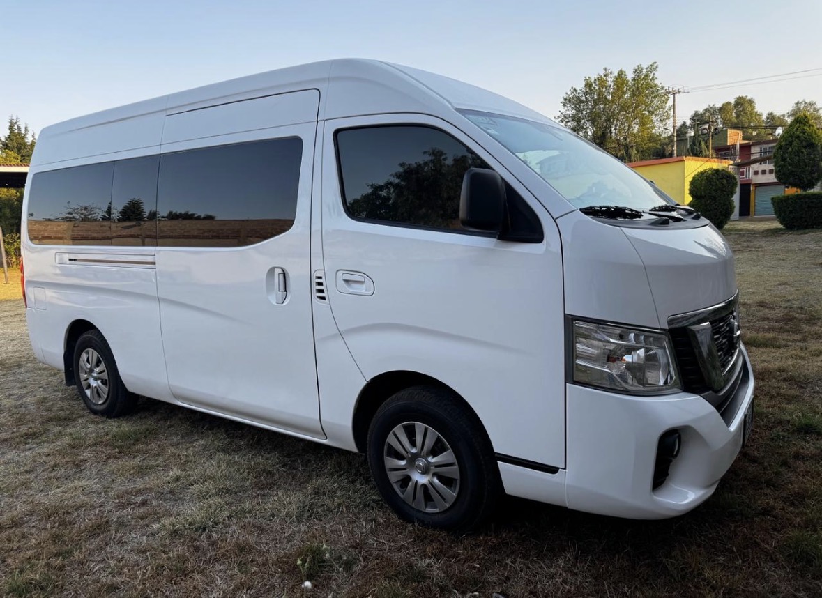 Nissan NV350 blanca con canastilla portaequipaje